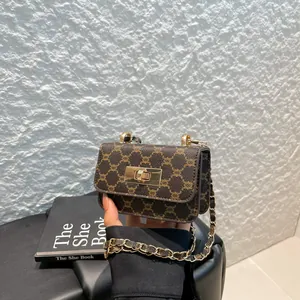 Petit sac bandoulière vintage marron avec motif monogramme et chaîne dorée à la main