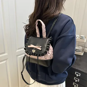 Mini zaino rosa con trama a bolle, volant neri e fiocco di raso per donna