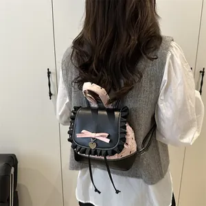 Mini zaino alla moda con volant rosa e fiocco di raso indossato da una modella donna