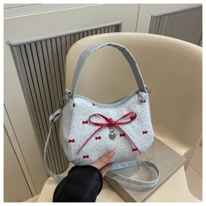Bolso bandolera azul claro con patrón de lazo rojo y colgante de corazón estilo coreano