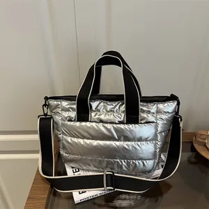 Bolso tote plateado metalizado acolchado con textura suave y correa de hombro ajustable