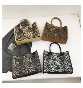 Flache Darstellung großer Leoparden-Tote-Bags in vier Farben mit Ledergriffen