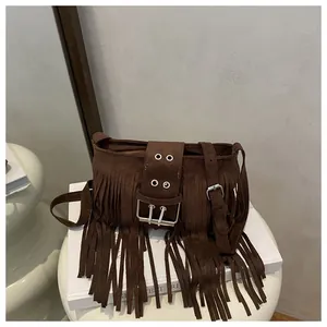 Detail der dunkelbraunen Wildleder-Umhängetasche mit Retro-Fransen und silberner Schnalle