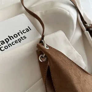 Borsa tote minimalista in pelle scamosciata marrone con occhielli argentati e cuciture