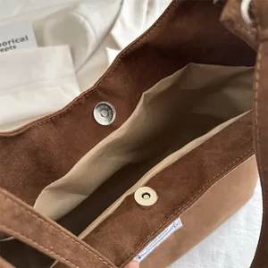 Borsa tote minimalista in velluto marrone con chiusura magnetica e ampio spazio interno