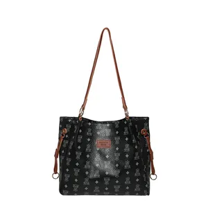 Zwarte dames shopper met grijs berenmonogram patroon en bruine schouderbanden