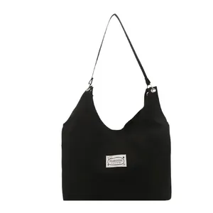 Borsa hobo a mezzaluna in velluto nero minimalista con logo moda per pendolari