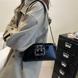 Sac sous le bras en cuir noir brillant avec boucle argentée et détails rivetés