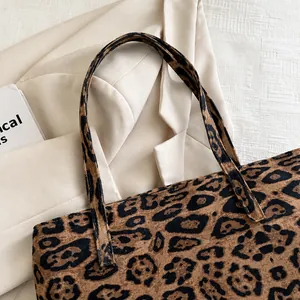 Details des komfortablen Griffs und der verstärkten Nähte der Shopper mit Leopardenmuster
