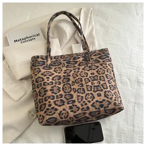 Leoparden-Tragetasche mit weißem Blazer und Büchern für einen schicken Lifestyle-Look