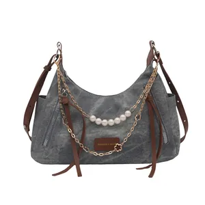 Sac fourre-tout en denim avec chaîne de perles et bandoulière en cuir marron
