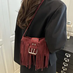 Retro burgunderrote Schultertasche aus mattem Leder mit Fransen und Metallschnalle