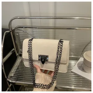 Detailansicht der cremeweißen PU-Leder Umhängetasche mit Metallkette und Nietenverschluss