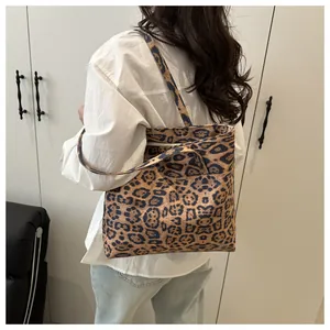 Detailansicht der großen Leopard-Print Tote Bag kombiniert mit lässigem Alltagsoutfit