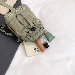 Olivgrüne Umhängetasche aus Nylon für Wasserflaschen mit Kordelzug und Platz für Zubehör