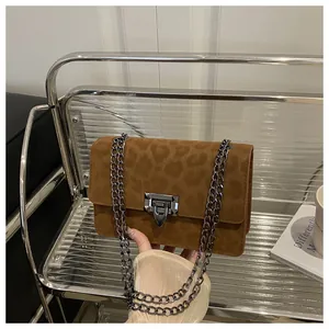 Nahaufnahme der braunen Handtasche mit Leopardenmuster und silbernem Metallschloss