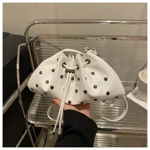 Borsa a secchiello bianca con borchie argentate e coulisse su supporto in metallo