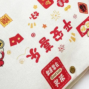 Detail van de geweven draagtas met Chinese patronen en een hoogwaardige metalen drukknop