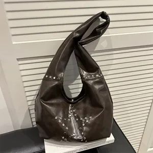 Sac cabas marron foncé en similicuir avec motif d'étoile cloutée et bandoulière