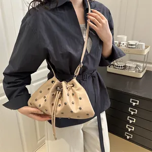 Borsa a Secchiello in Pelle PU con Borchie per Donna Coulisse Tracolla alla Moda Borsa Hobo Quotidiana Borsa Sotto Ascella