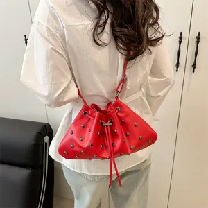 Borsa a secchiello rossa con borchie argentate e chiusura a coulisse a tracolla