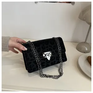 Detail der Tasche mit Leopardenmuster, Metallverschluss und minimalistischem Design