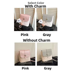 Details van vierkante tassen in roze en grijs met hartslot en een pluche hanger