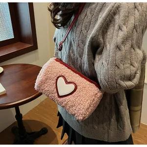 Borsa a tracolla in peluche rosa con applicazione a cuore bianco e dettagli rossi