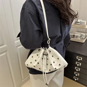 Borsa a secchiello bianca con borchie metalliche e chiusura a coulisse da donna