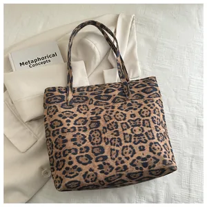 Detail der Leopard-Tragetasche auf einem weißen Blazer mit Buch, großes Fassungsvermögen
