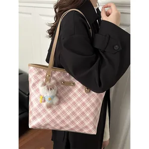 Sac fourre-tout à carreaux rose et blanc avec lanières beige et breloque ours en peluche