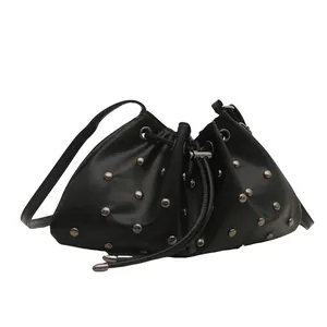 Borsa a secchiello in pelle nera con borchie argento e coulisse per moda donna