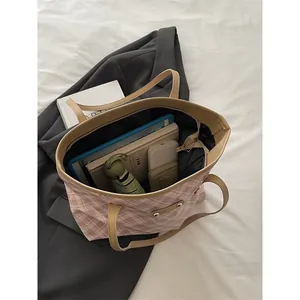 Grand sac cabas à carreaux roses avec intérieur spacieux et détails dorés élégants