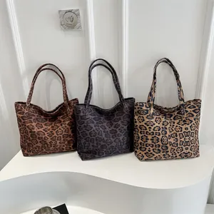 Drei Leopard-Canvas-Tote-Bags in Braun, Anthrazit und Gelb für Damen-Modetrends