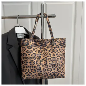 Große Shopper-Tasche mit Leopardenmuster, brauner Canvas-Struktur und Schultergurten