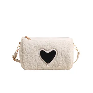 Sac bandoulière cylindre en fausse fourrure blanche avec patch cœur en cuir noir