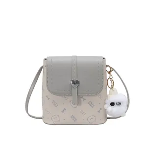 Chique crèmekleurige lederen crossbodytas met kattenprint en grijze hartvormige gesp