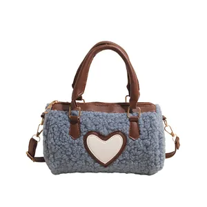 Sac boston bleu en sherpa avec patch cœur blanc et poignées en cuir marron pour femme