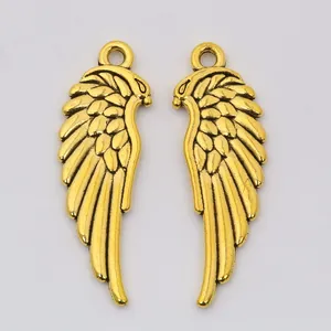 Detaillierte Makroansicht goldener Flügelanhänger mit strukturierter Feder für DIY-Schmuck