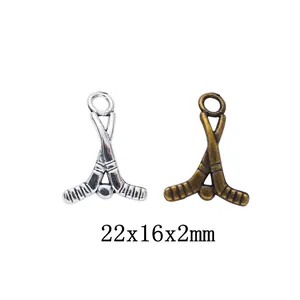 Retro Zinklegierung Eishockeyschläger Gekreuzt Mit Puck Charm Anhänger Für DIY Schmuckherstellung Sport Stil Zubehör