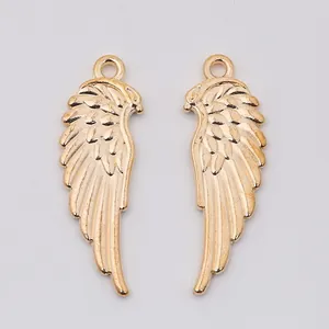 Detailansicht goldener Engelsflügel-Anhänger aus Legierung für DIY-Schmuckzubehör