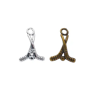 Anhänger mit gekreuzten Hockeyschlägern und Puck in Silber und Bronzeoptik