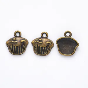 Pendentif cupcake en alliage bronze vintage avec texture rétro et trou de suspension