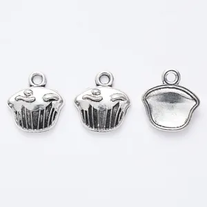 Pendentifs cupcake en alliage argenté rétro pour bijoux DIY avec détails réalistes