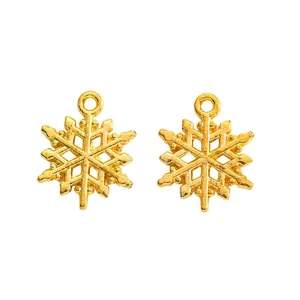 Zwei goldene Vintage-Schneeflocken-Anhänger im hohlen Sechseck-Design für DIY-Schmuck