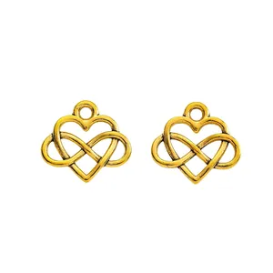Detailansicht zweier goldener Herzanhänger mit Unendlichkeitssymbol für DIY-Schmuck
