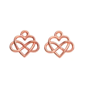 Makro-Detail von zwei roségoldenen Unendlichkeits-Herz-Anhängern für DIY-Schmuck