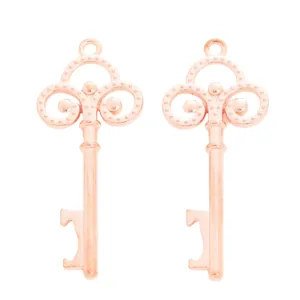 Λεπτομέρεια από vintage μενταγιόν κλειδιά rose gold με σχέδιο ανοιχτήρι μπουκαλιών