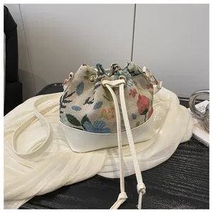 Detail der floralen Beuteltasche mit weißem Kordelzug und glattem Lederboden