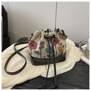 Detail der ethnischen Beuteltasche mit Blumenmuster, Kordelzug und Lederakzenten
